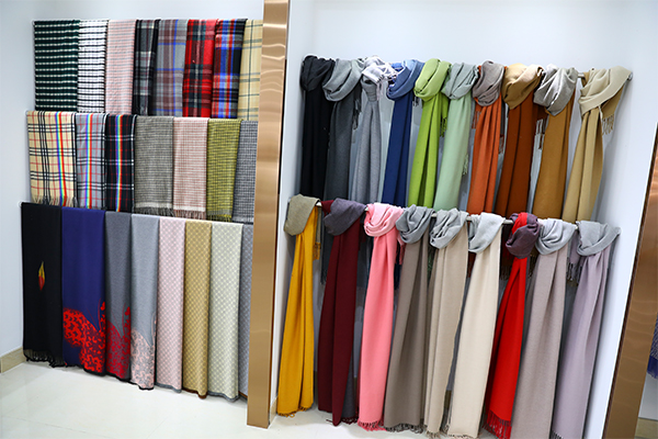 How to prevent shedding of cashmere scarves